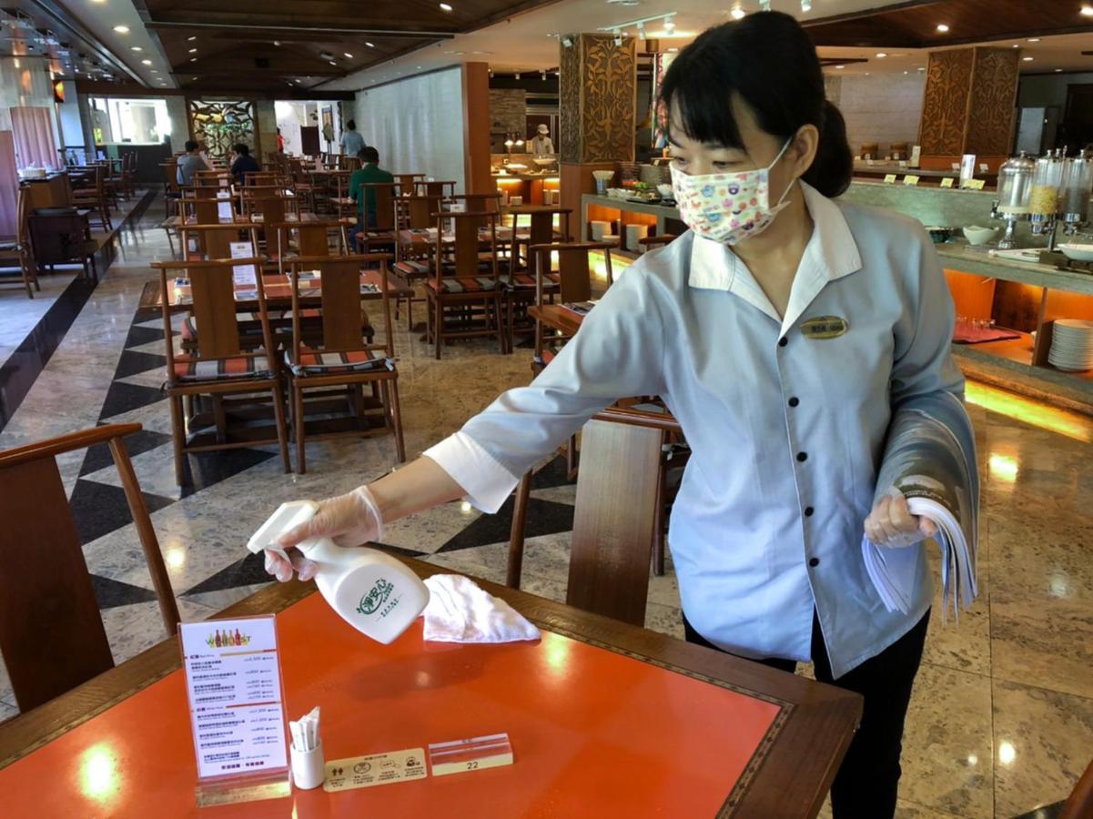 Hotel Royal Chihpin Wenquan Eksteriør bilde A restaurant employee wearing a face mask and gloves in Jakarta, Indonesia