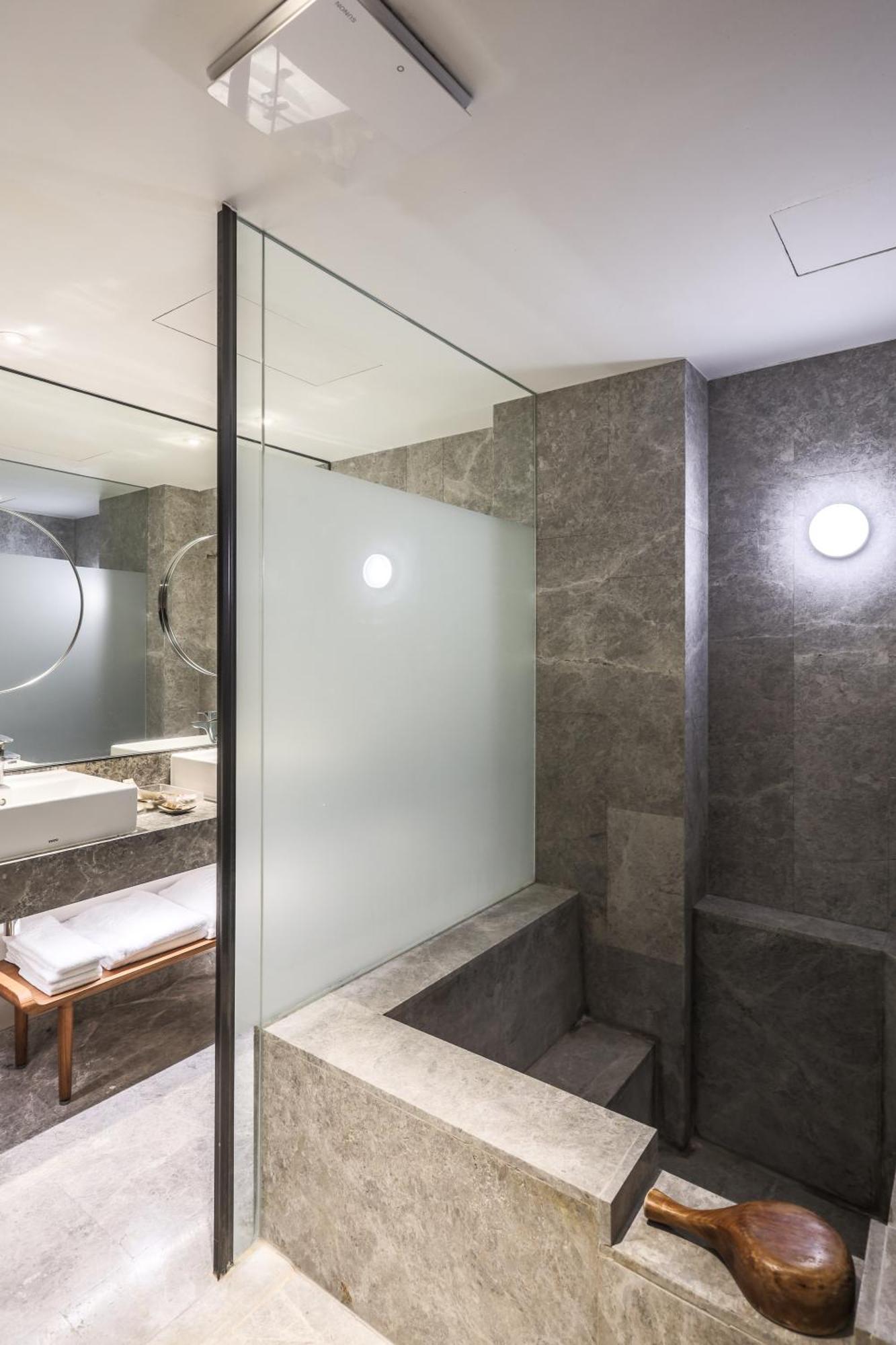 Hotel Royal Chihpin Wenquan Eksteriør bilde A bathroom with a glass shower enclosure