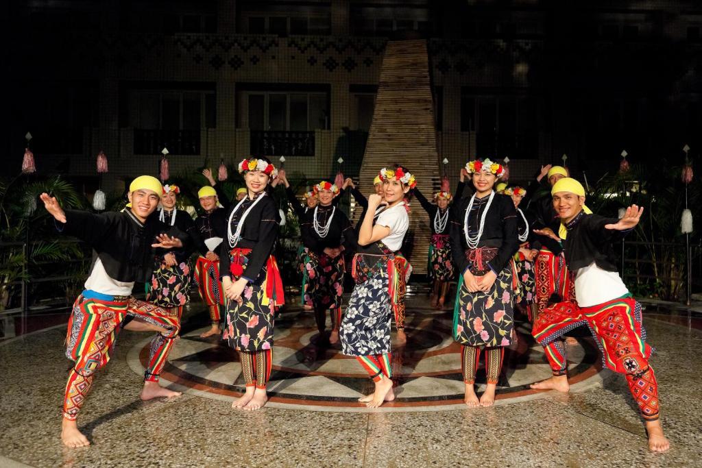 Hotel Royal Chihpin Wenquan Eksteriør bilde The Tausug people of Sulu, Philippines, performing the Tausug dance.