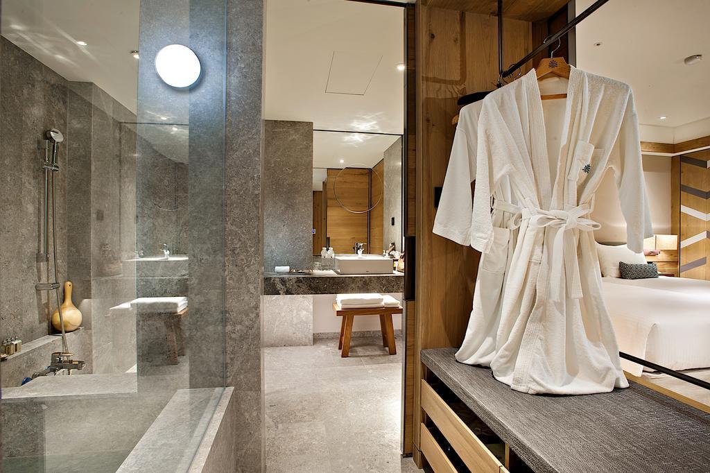 Hotel Royal Chihpin Wenquan Eksteriør bilde A bathrobe hanging on a bathroom door