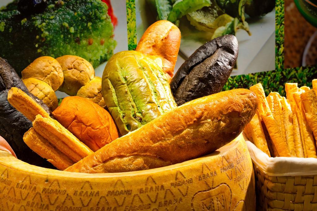 Hotel Royal Chihpin Wenquan Eksteriør bilde A selection of Italian bread