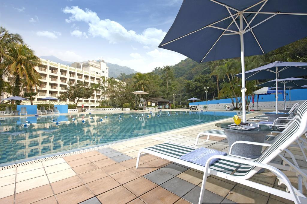 Hotel Royal Chihpin Wenquan Eksteriør bilde The swimming pool at the hotel